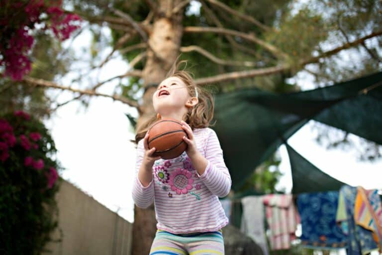 prohibir jugar en la comunidad de vecinos